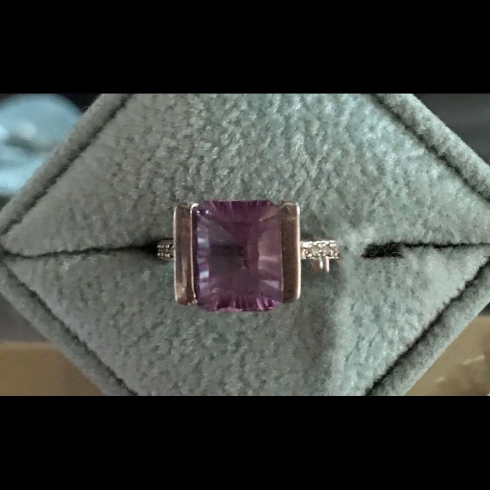 Beautiful 925 Silver w/ Purple Stone Ring
